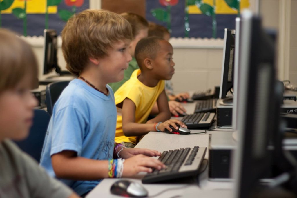 Rozwój - uczniowie przed komputerami