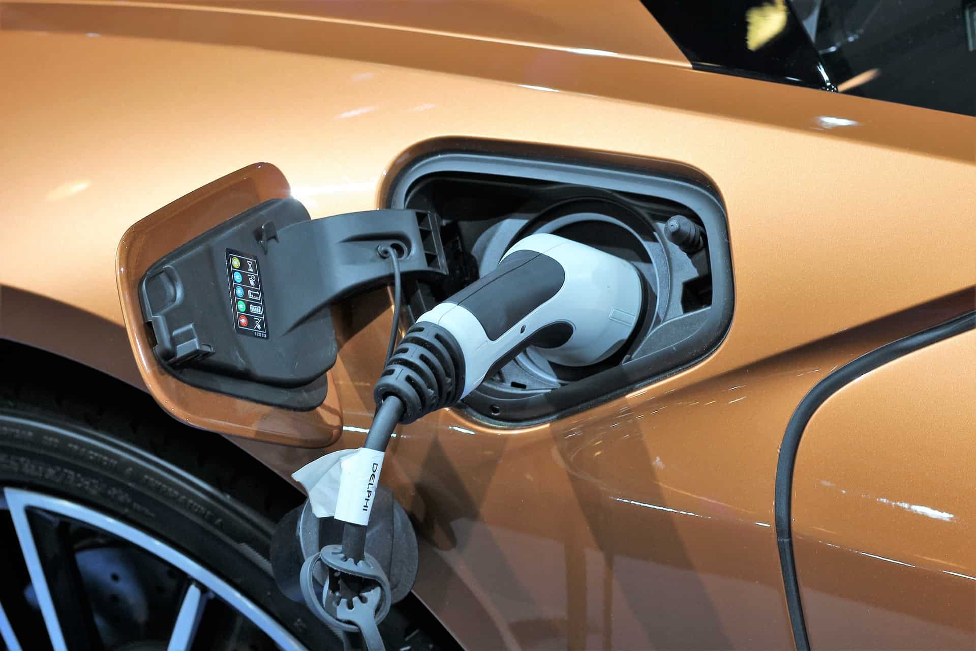 Ładowanie samochodu elektrycznego - wtyczka