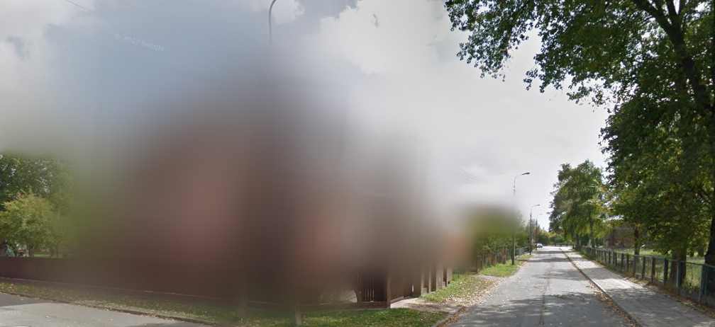 Przykład widoku z zamazaną posesją w usłudze Street View